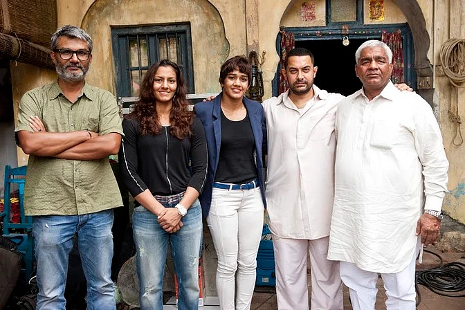 Aamir Khan with Mahavir Phogat and his daughters on the sets of <i>Dangal. </i>(Photo Courtesy: UTV Motion Pictures)