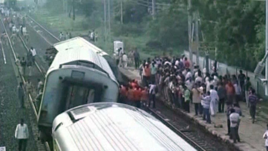  Lokmanya Tilak Terminus Duronto Express derails near Kalburgi, killing 2 and injuring 8. 