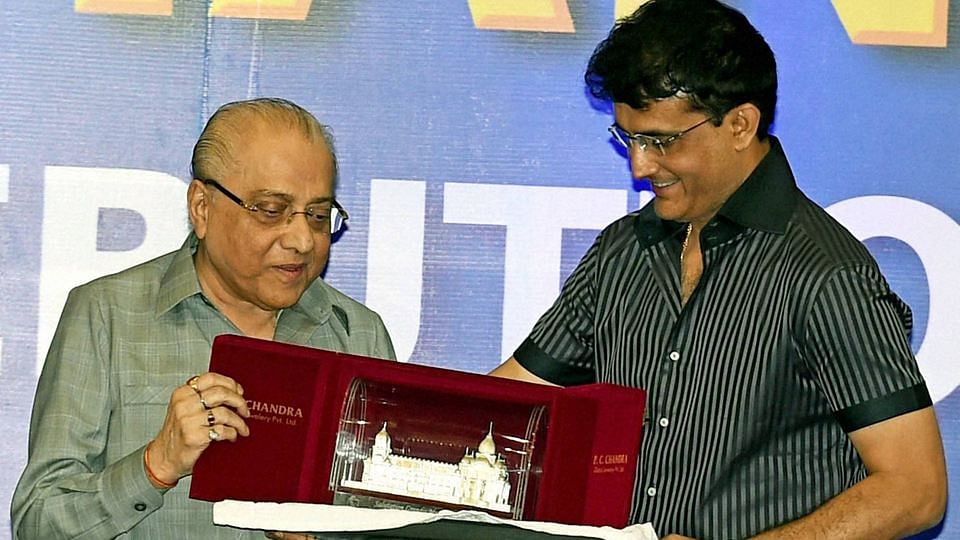 File photo of Jagmohan Dalmiya receiving a gift from CAB (Cricket Association of Bengal) Joint Secretary and Former Indian Cricketer Sourav Ganguly during a felicitation ceremony in Kolkata. (Photo: PTI)