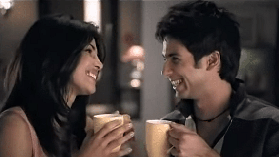 Priyanka and Shahid drinking coffee. (Photo: Youtube screengrab)
