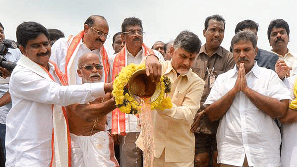 Andhra Pradesh Chief Minister N Chandrababu Naidu at a ceremony&nbsp;to mark the interlinking of Godavari and Krishna rivers, September 16, 2015. (Photo: @ncbn)