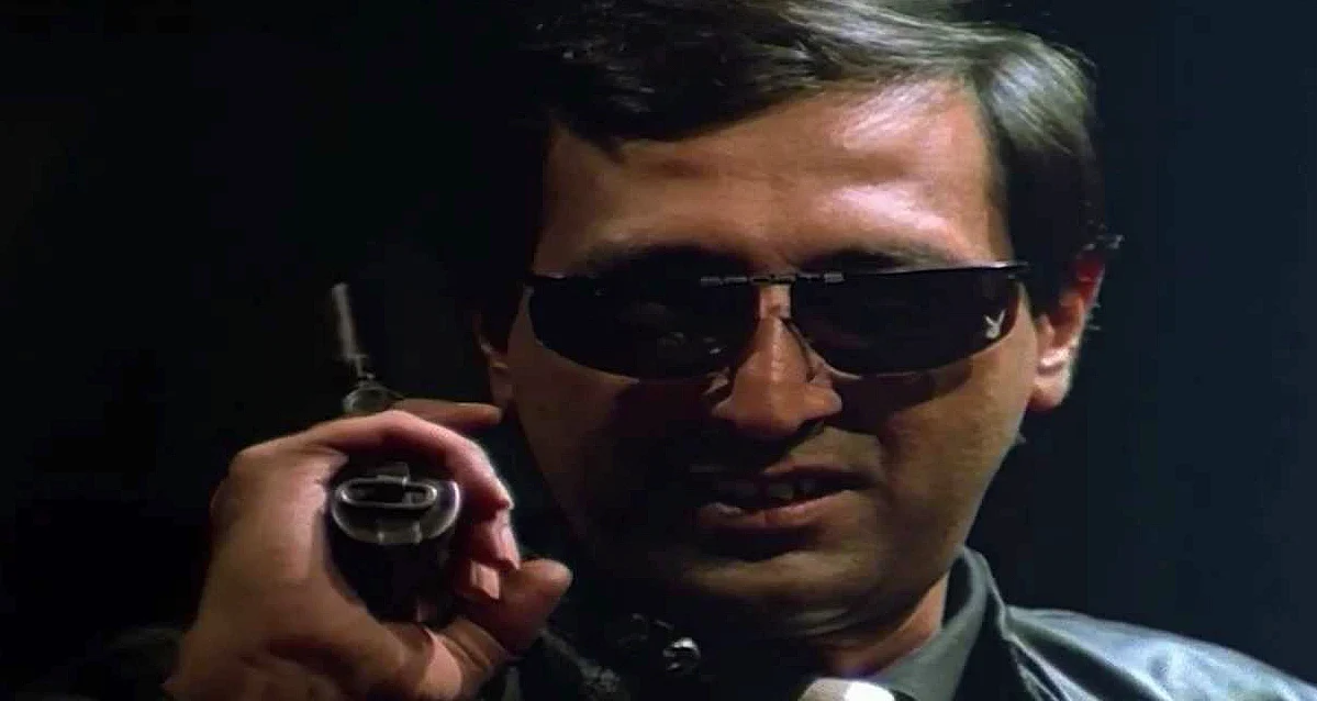 Tinnu Anand as the goofy assassin in <i>Pushpak</i>