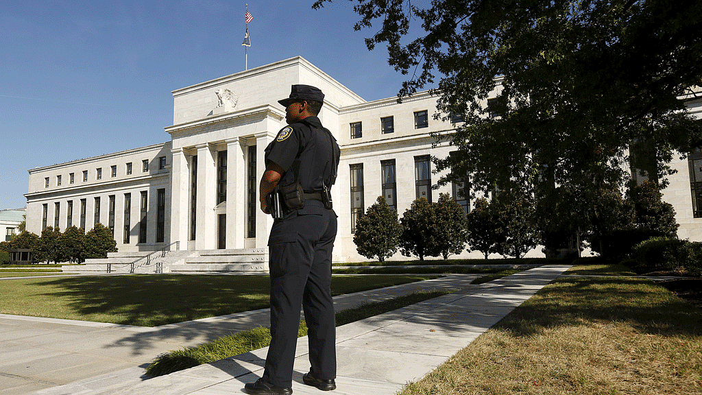 A Federal Reserve police officer keeps watch outside the Federal Reserve headquarters in Washington. (Photo: Reuters) 