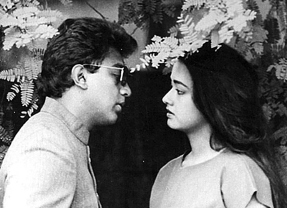 Kamal Haasan silently romances Amala in <i>Pushpak</i>