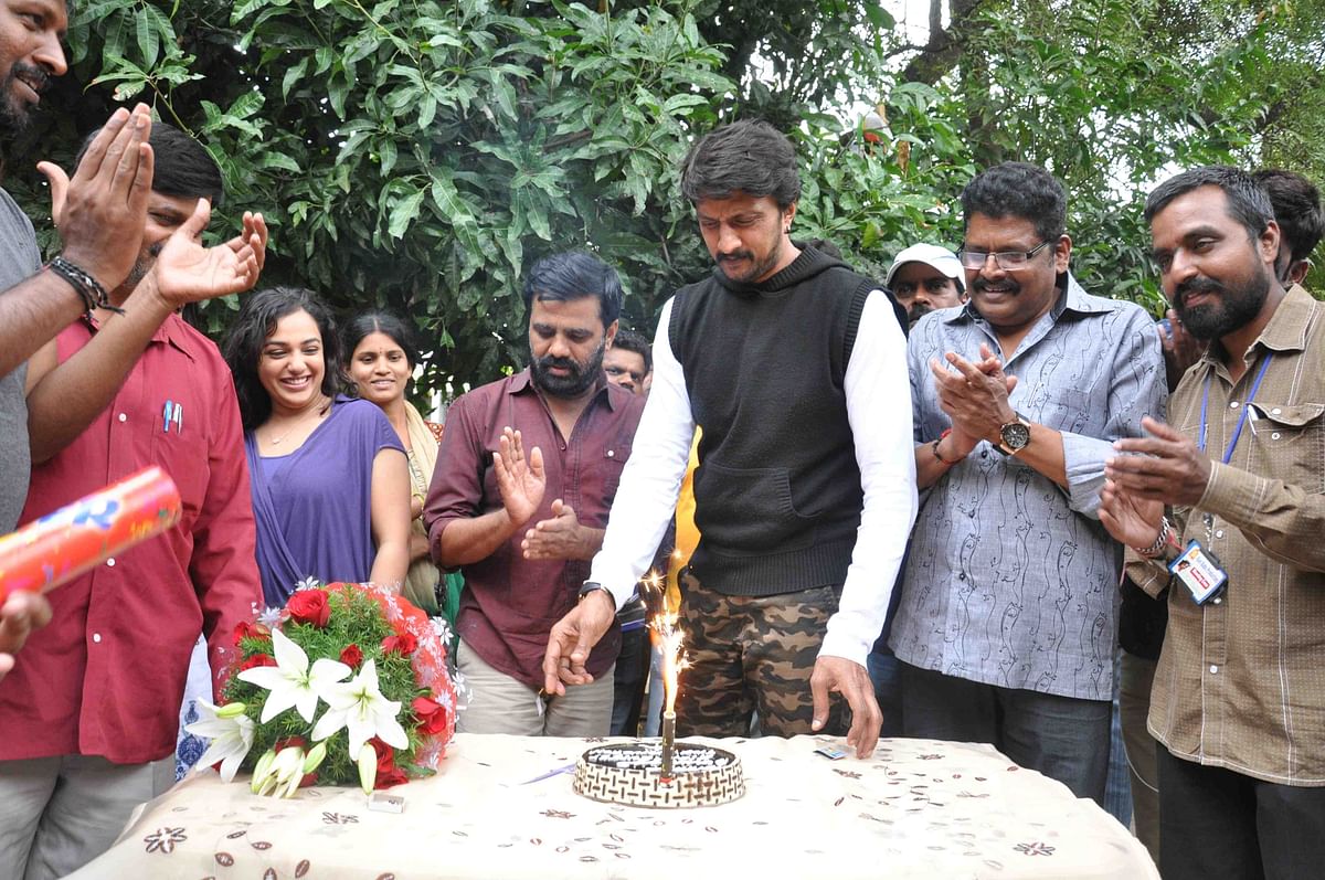 Kannada star Kiccha Sudeep turns a year older and brings in his birthday with the crew of his new film