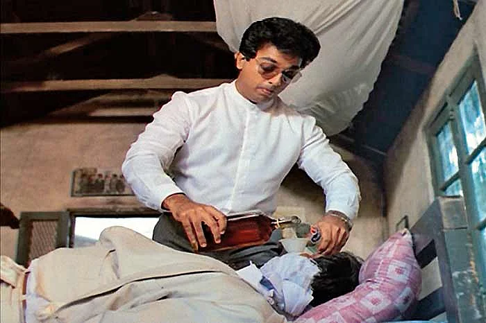Kamal Haasan keeps the millionaire Sameer Khakkar in bondage at his bachelor pad in <i>Pushpak</i>