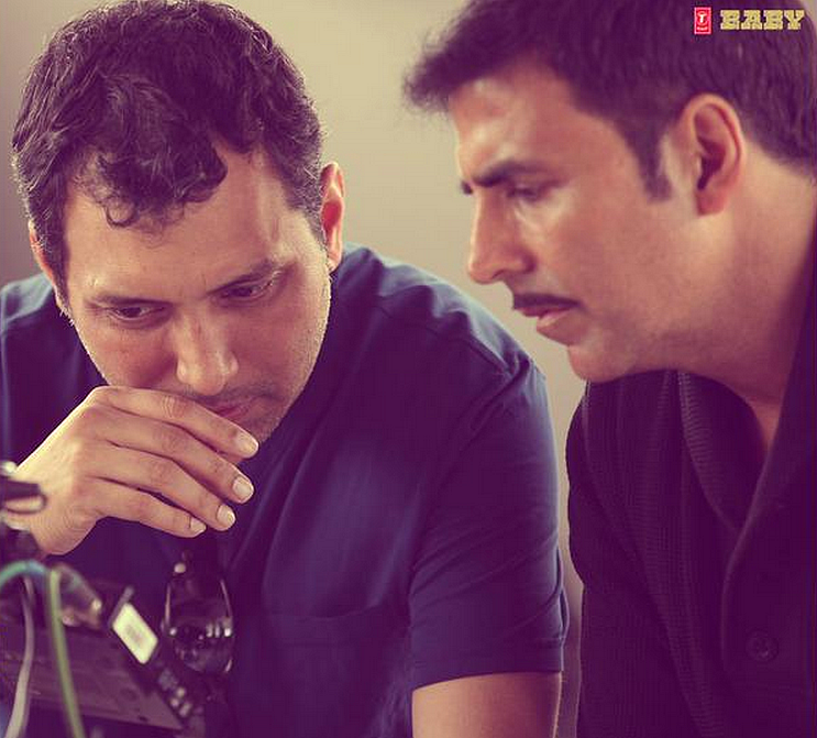 Neeraj Pandey and Akshay Kumar on the sets of <i>Baby </i>(Photo: Twitter/<a href="https://twitter.com/SinghRowdysingh/status/561093959334653952">@SinghRowdysingh</a>)