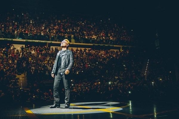 U2 frontman  Bono offered support to refugees fleeing their homes by changing the chorus of a U2 song mid-concert