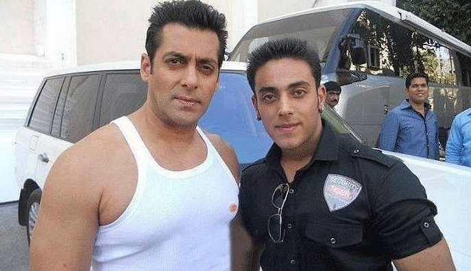 Salman Khan with his look-alike Najeem Khan (Photo: <a href="https://twitter.com/search?f=images&vertical=default&q=salman%20look%20alike&src=typd">Twitter/@Sandeep12037</a>)