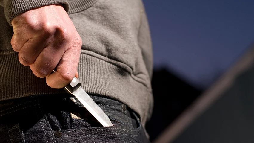 The man barged into the victim’s house and picked up an argument before slicing her throat and consuming poison himself.<a href="http://www.newindianexpress.com/cities/chennai/2018/nov/19/techie-attacks-woman-and-tries-to-end-life-in-chennai-1900282.html#"><br></a>