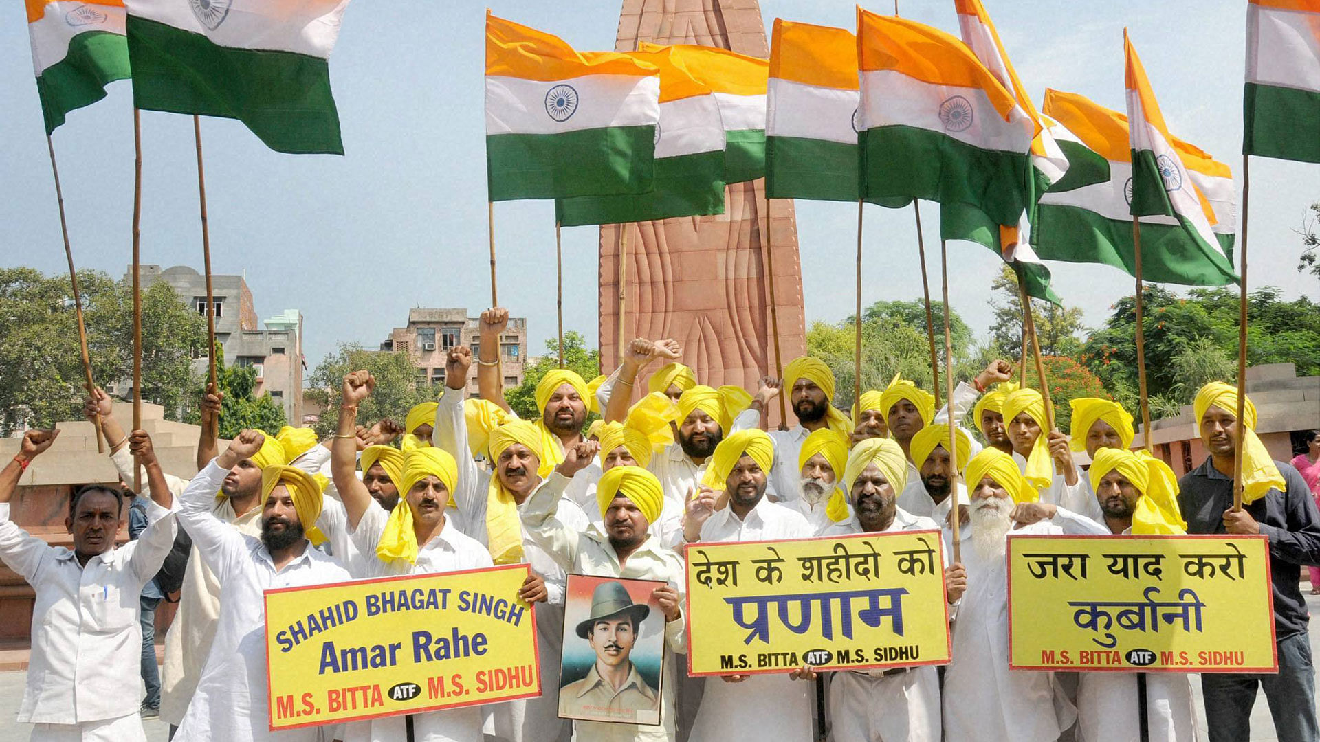 People raising patriotic slogans and paying tributes to Bhagat Singh on his 108th birth anniversary at Jallianwala Bagh in Amritsar, September 27, 2015. (Photo: PTI)