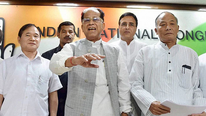 Tarun Gogoi (centre) at AICC headquarters in New Delhi, in August 2015. (Photo: PTI)