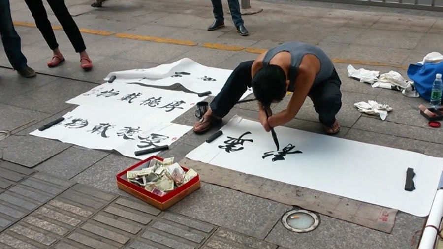 Chinese man without hands creates amazing calligraphy. (Photo: AP screengrab)