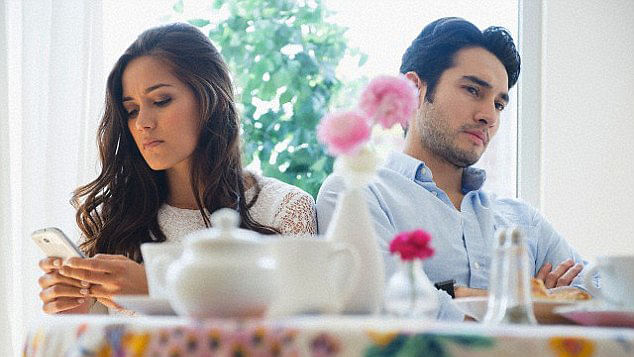 P-phubbing could be ruining your relationship (Photo: Twitter/<a href="https://twitter.com/londonnewsnow/status/639865652547727360">@londonnewsnow</a>)