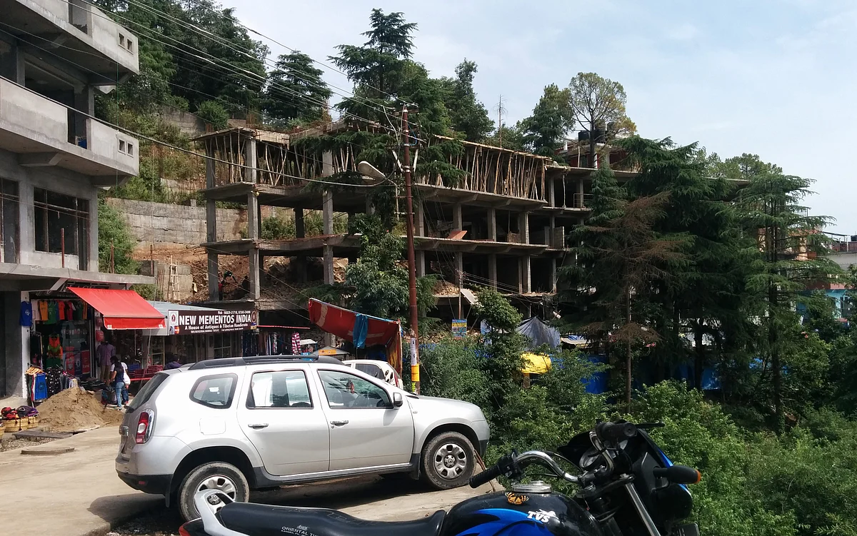 Construction in Mcleodganj as the local Indian and Tibetan refugee community expands. (Photo: Sumegha Gulati/The Quint)