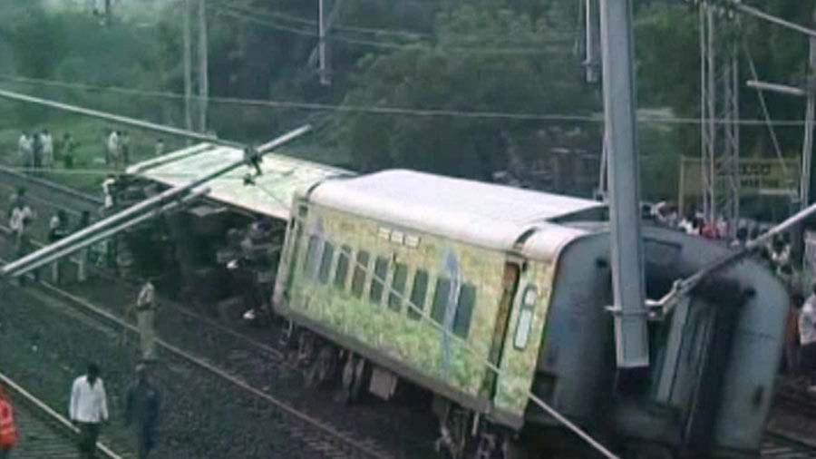  Lokmanya Tilak Terminus Duronto Express derails near Kalburgi, killing 2 and injuring 8. 
