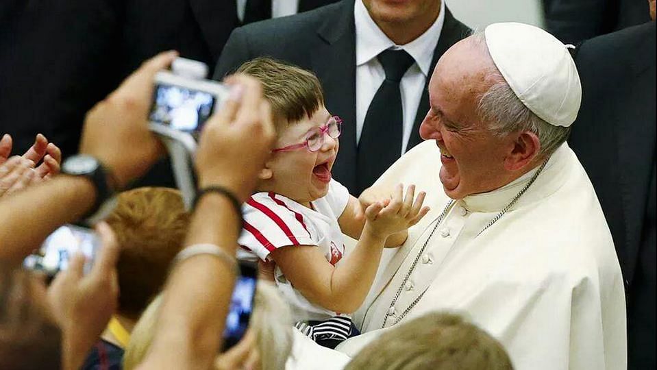 Pope calls for each one of the 120,000 Catholic parishes across Europe to take in a refugee family. (Photo: Twitter/<a href="https://twitter.com/peterhenry9/status/640484182741925888">@peterhenry9</a>)