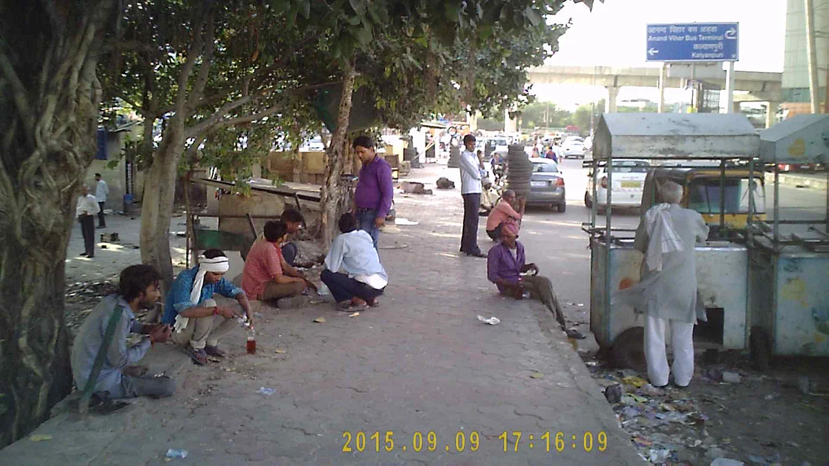Men drink openly on the pavements of Kaushambhi in broad daylight. (Photo: The Quint)