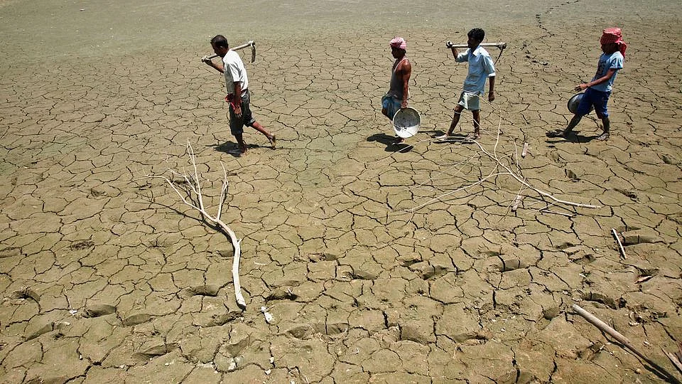 Parched lands of a lake in India. (Photo: Reuetrs)