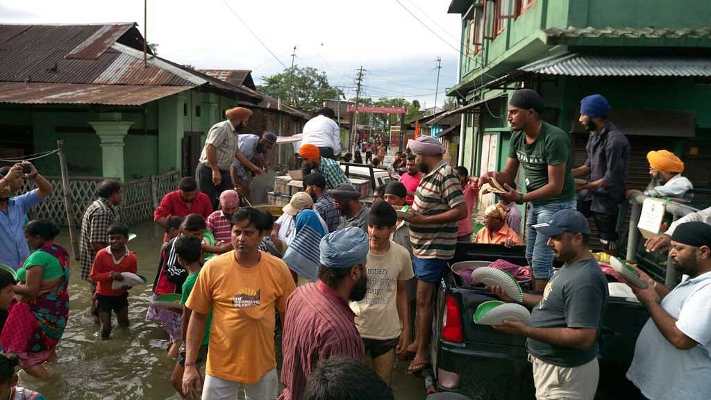  Volunteers of Gurudwara Singh Sahib Sabha distributes food in the flood affected Dibrugarh district of Assam. (Photo: Anjana Dutta)