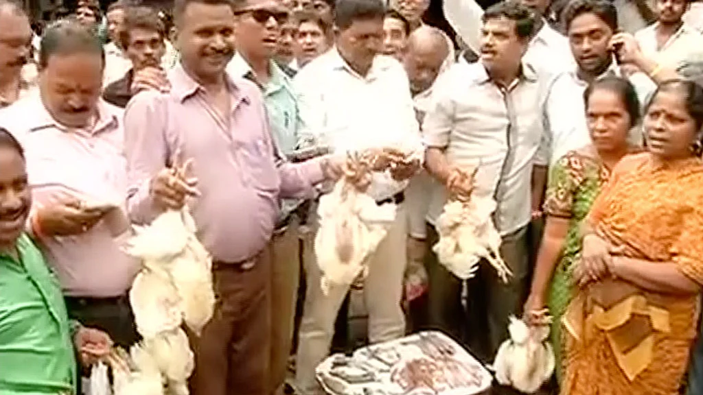 MNS volunteers selling meat on the streets of Mumbai (Photo: Screengrab/ANI)