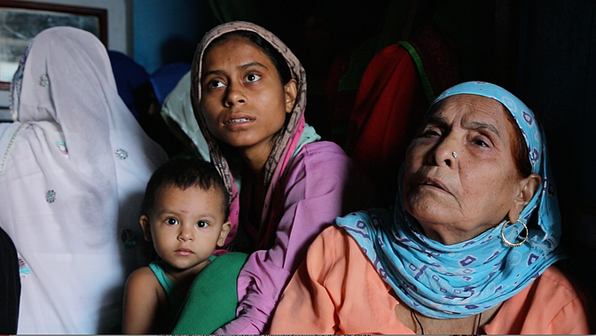 Shaista (L), Mohd Akhlaq’s daughter and Asgari (R), his mother, soon after he was killed in his home by a mob, accusing him of cow slaughter. (Photo: <b>The Quint</b>)