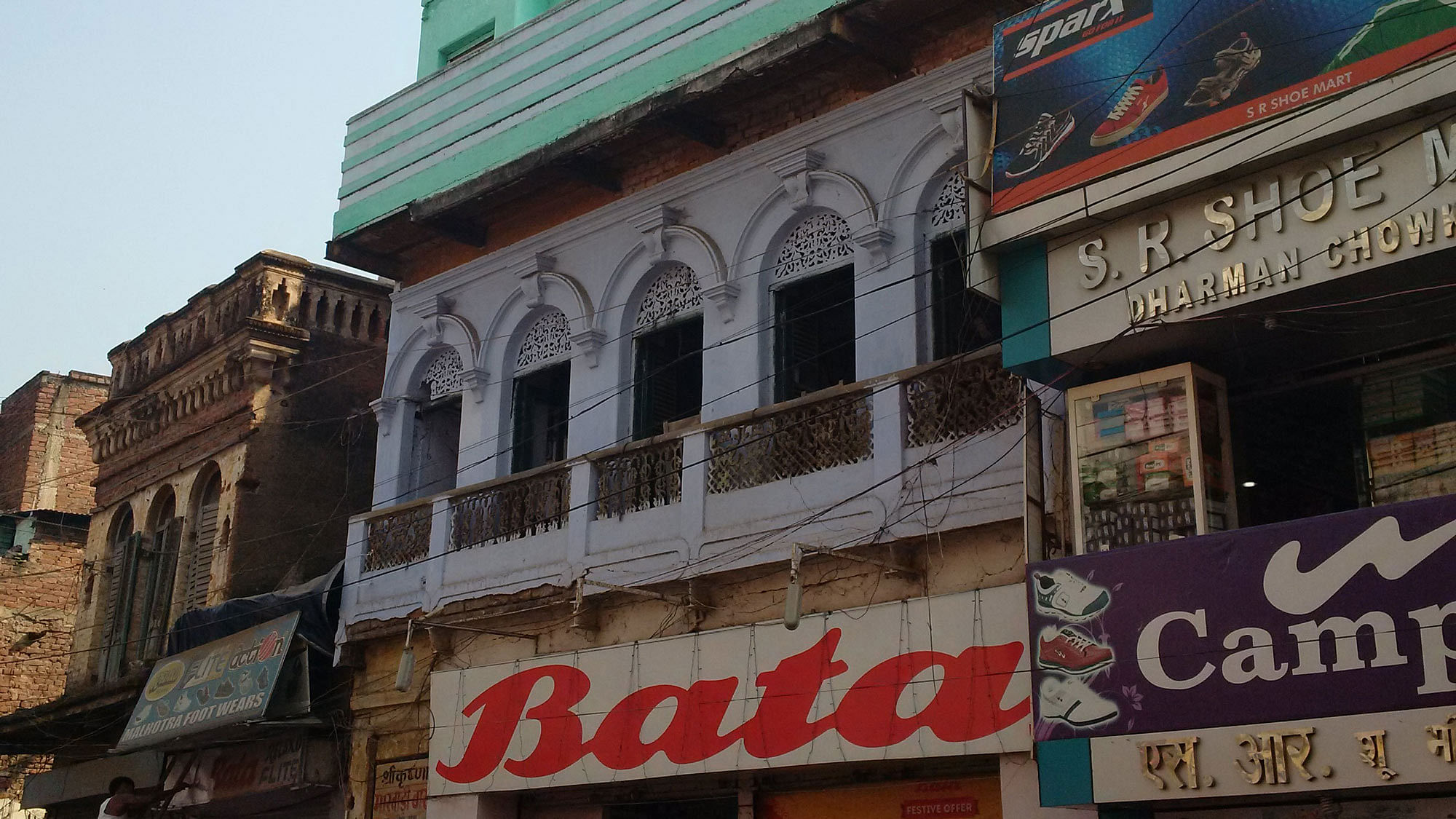 The old building above the Bata store is one of the many kothis of Arrah’s <i>naachnewalis</i> or <i>baijis</i>. (Photo: Chandan Nandy)