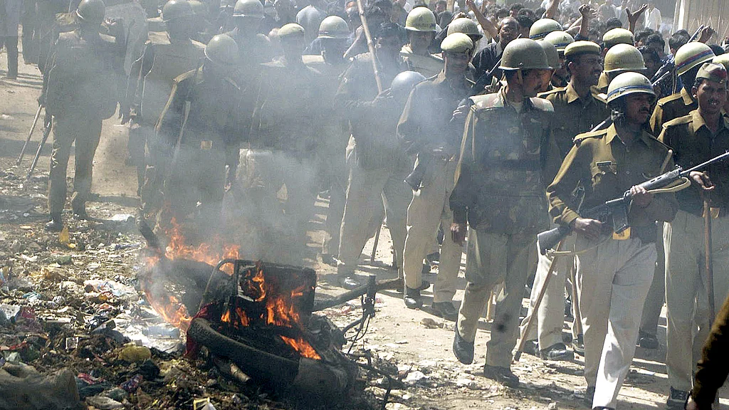 Policemen patrolling the streets of Lucknow in 2005 after some minor incidents of conflict between Shias and Sunnis. (Photo: Reuters)