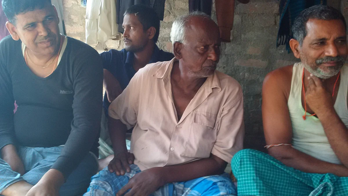 Some Yadavs of Dawoodnagar-Chakgadoh village near Bidupur in Raghopur assembly constituency listen intently to a village elder who holds forth on electoral politics. (Photo: T<b>he Quint</b>)
