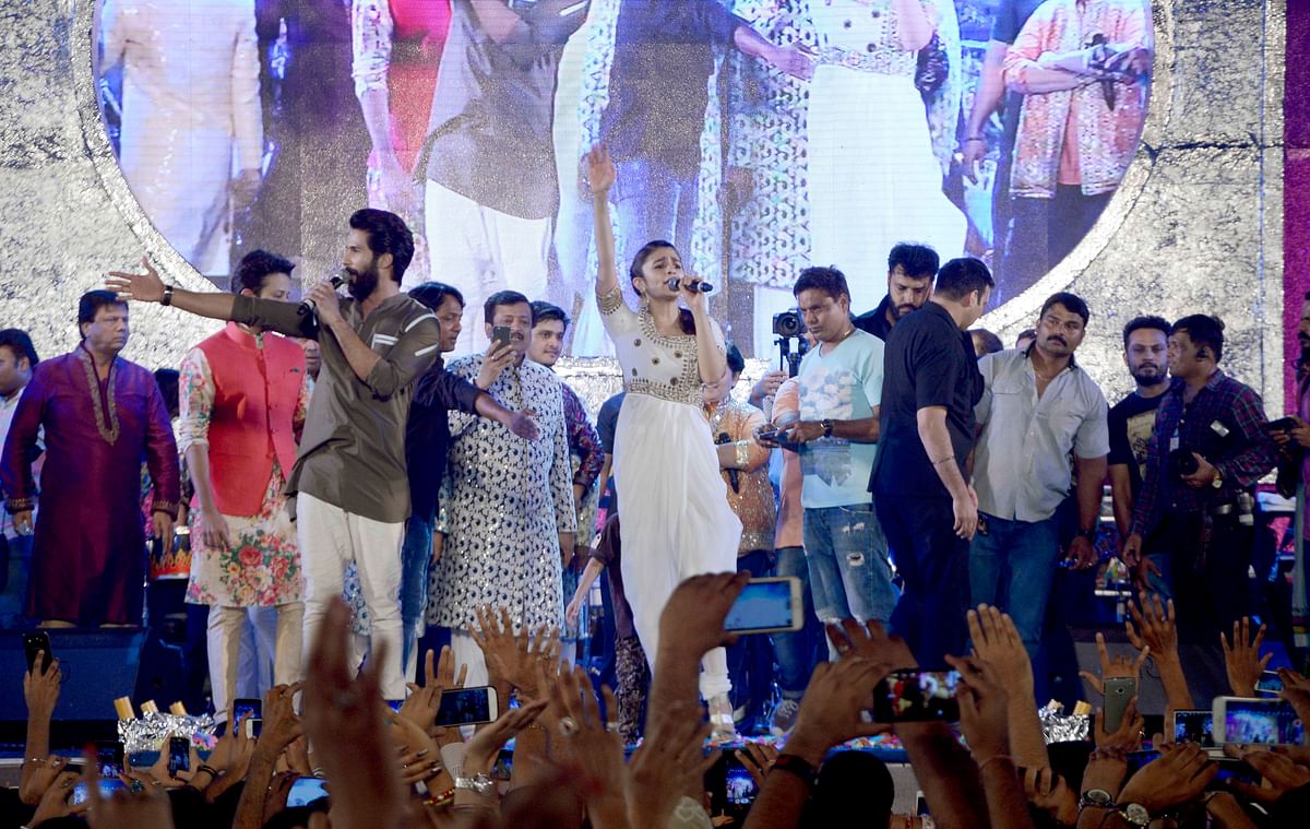 Shahid and Alia land up at garba queen Falguni Pathak’s dandiya night in Mumbai