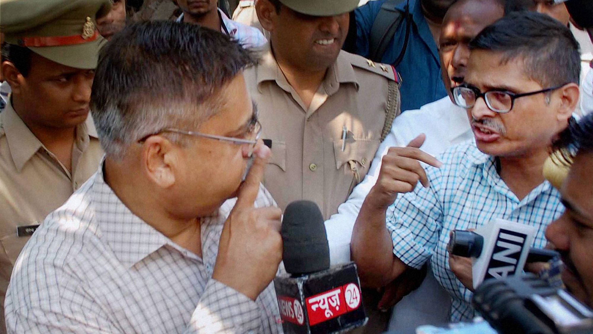 Suspended IPS officer Amitabh Thakur (right), who lodged an FIR against SP supremo Mulayam Singh Yadav argues with the vigilance team that conducted searches in his house at Gomti Nagar locality in Lucknow on Tuesday. (Photo: PTI)