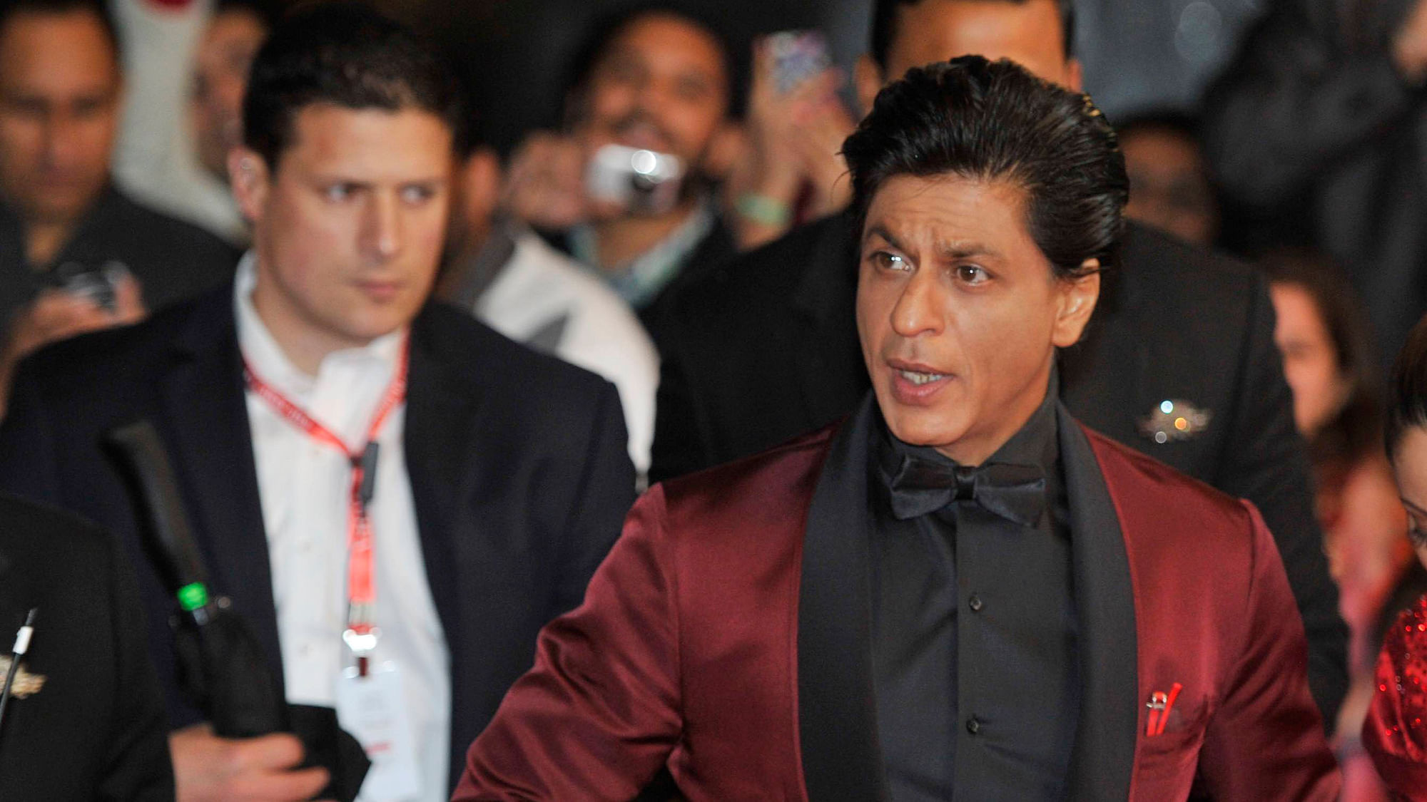 Shah Rukh Khan receives a special gift (Photo: Reuters)