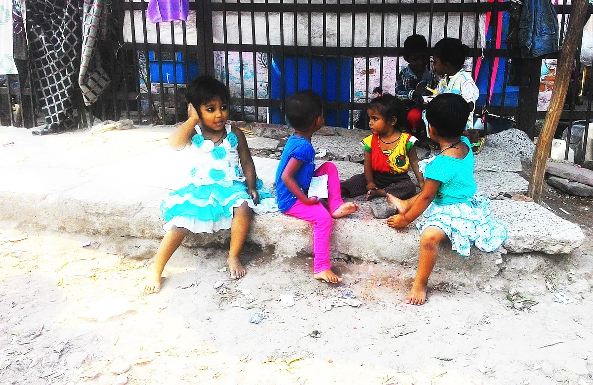 Kids playing around the slum in Delhi’s Keshav Puram area, where Choti Nirbhaya stays. (Photo: <b>The Quint</b>)