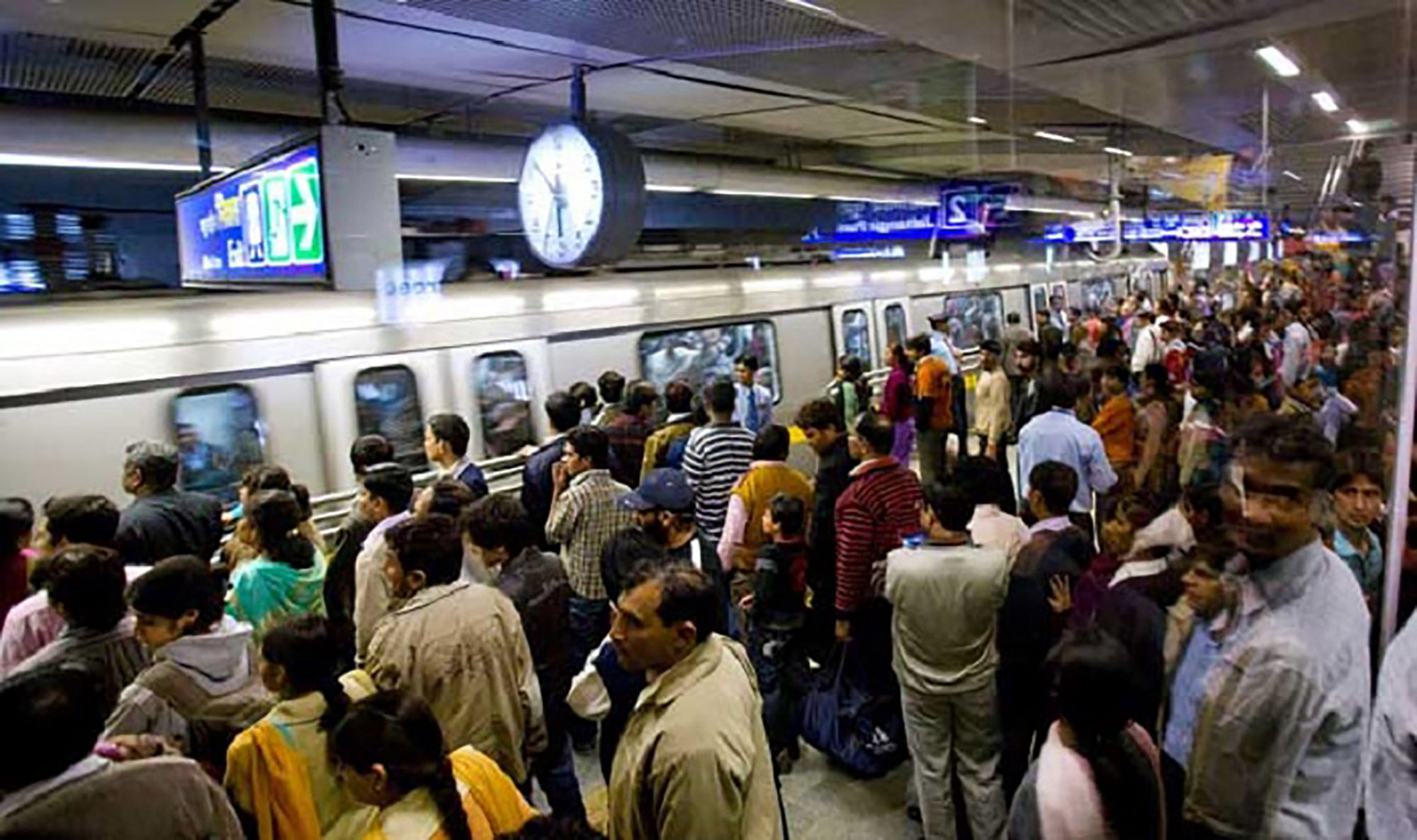  The crowded Rajeev Chowk metro station. (Photo: <a href="https://twitter.com/indiacom/status/649681127095955456">Twitter</a>)