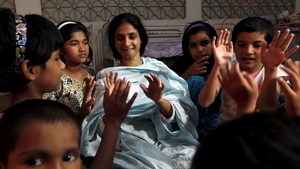 Geeta plays with children at the Edhi Foundation in Karachi. (Photo: Reuters)
