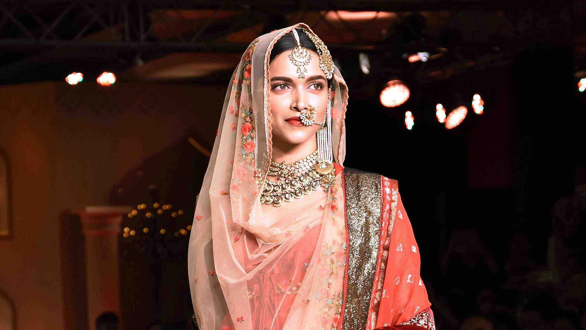 Recreating the Padmavati Look! Deepika Padukone looks stunning in the  poster of Padmavati , in the first look of… | Indian clothes women, Royal  indian, Indian women