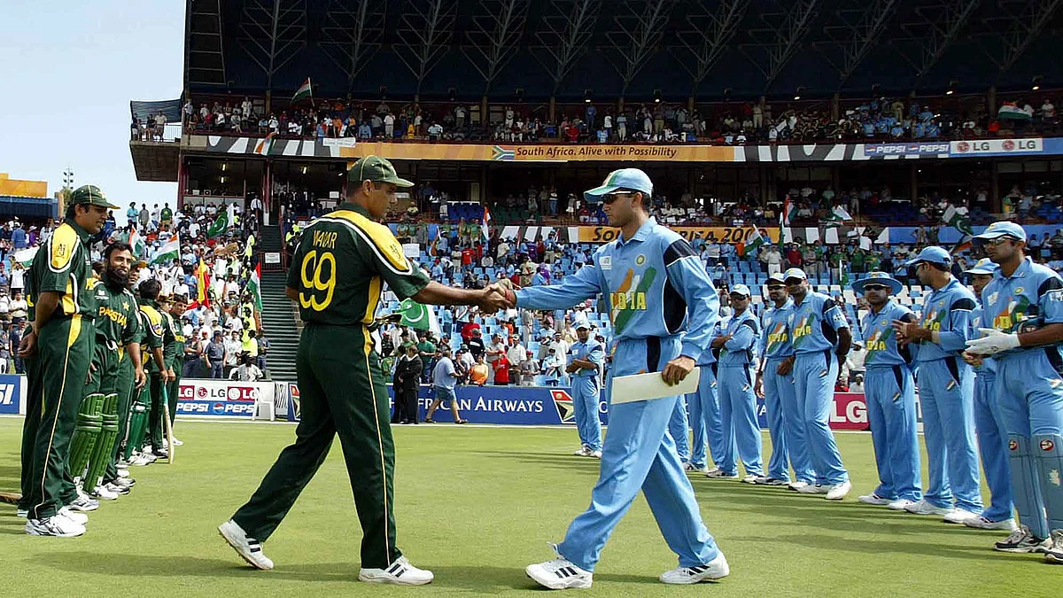Pakistan’s captain Waqar Younis (left) and his Indian counterpart Sourav
Ganguly shake hands before their 2003 World Cup match. (Photo: Reuters)