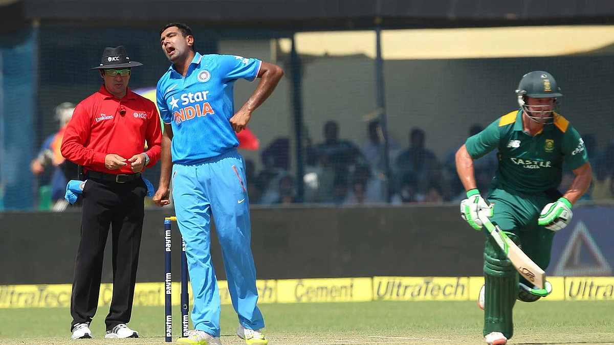 R Ashwin picked up a side strain while batting in the Kanpur ODI. (Courtesy: Ron Gaunt/ BCCI/ Sportzpics)