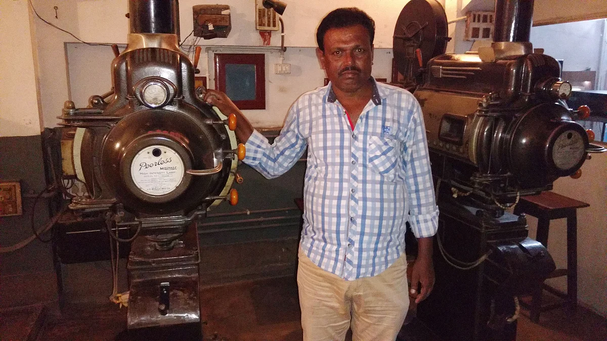 “Talk of a Hindutva agenda is pointless in Bihar. People are going to vote for Nitish, his alliance with Lalu notwithstanding”, says the man who deals with the day-to-day affairs at Bhola Talkies. (Photo: <b>The Quint)</b>