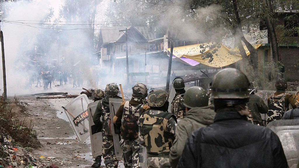Protesters clash with security forces. (Photo: Muneeb-ul-Islam)