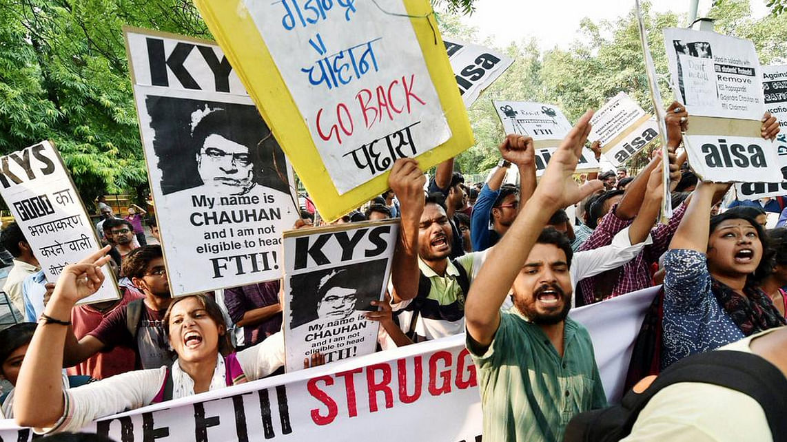 FTII students protest against the appointment of Gajendra Chauhan as the Chairman of the institute (Photo: Twitter/<a href="https://twitter.com/IYC/status/650854082425393153">@IYC</a>)