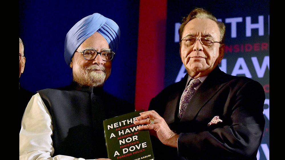 Former prime minister Manmohan Singh with former Pakistan Foreign Minister Khurshid Mahmood Kasuri during Kasuri’s book launch in New Delhi. (Photo: PTI)