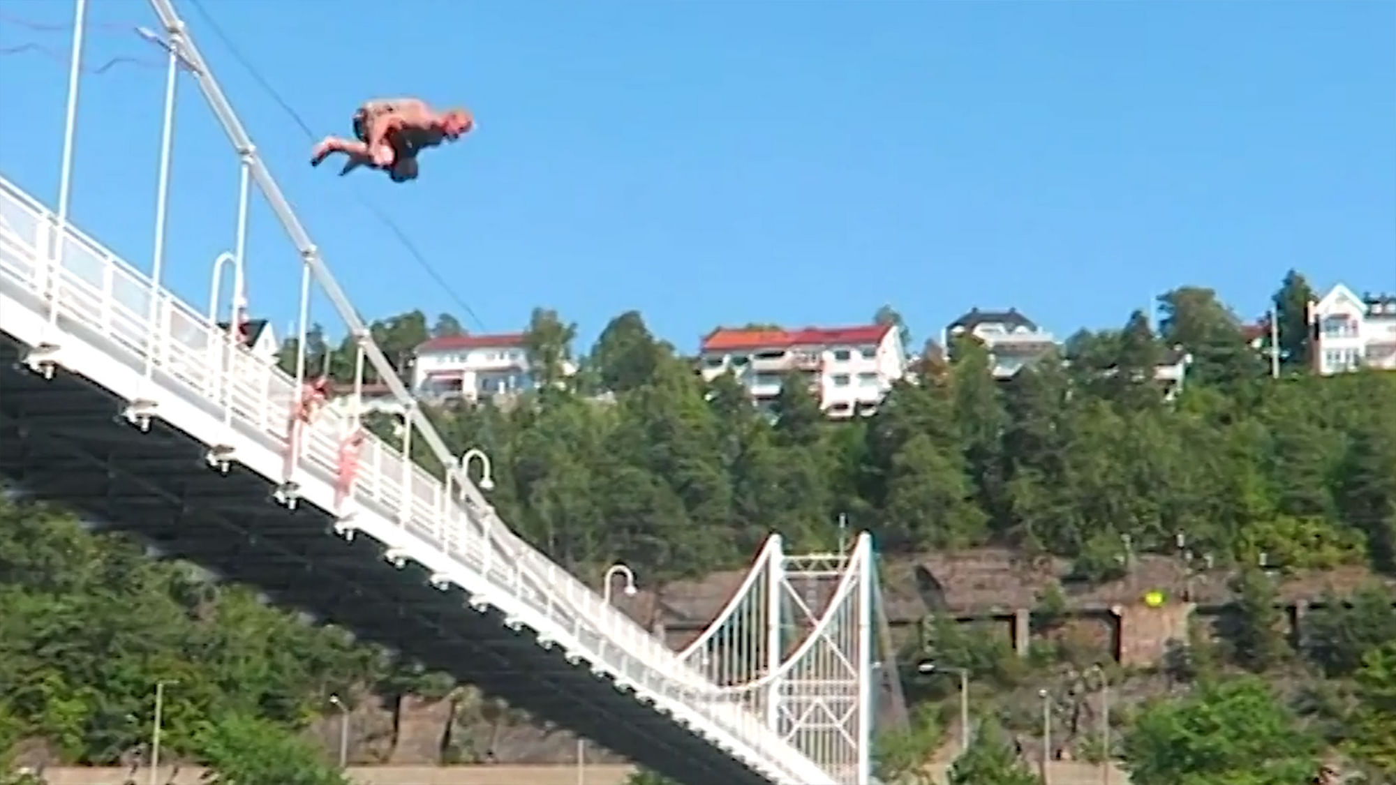 Adrenaline freaks swinging off a bridge in Oslo, Norway. (Photo: AP/Caters News screengrab)