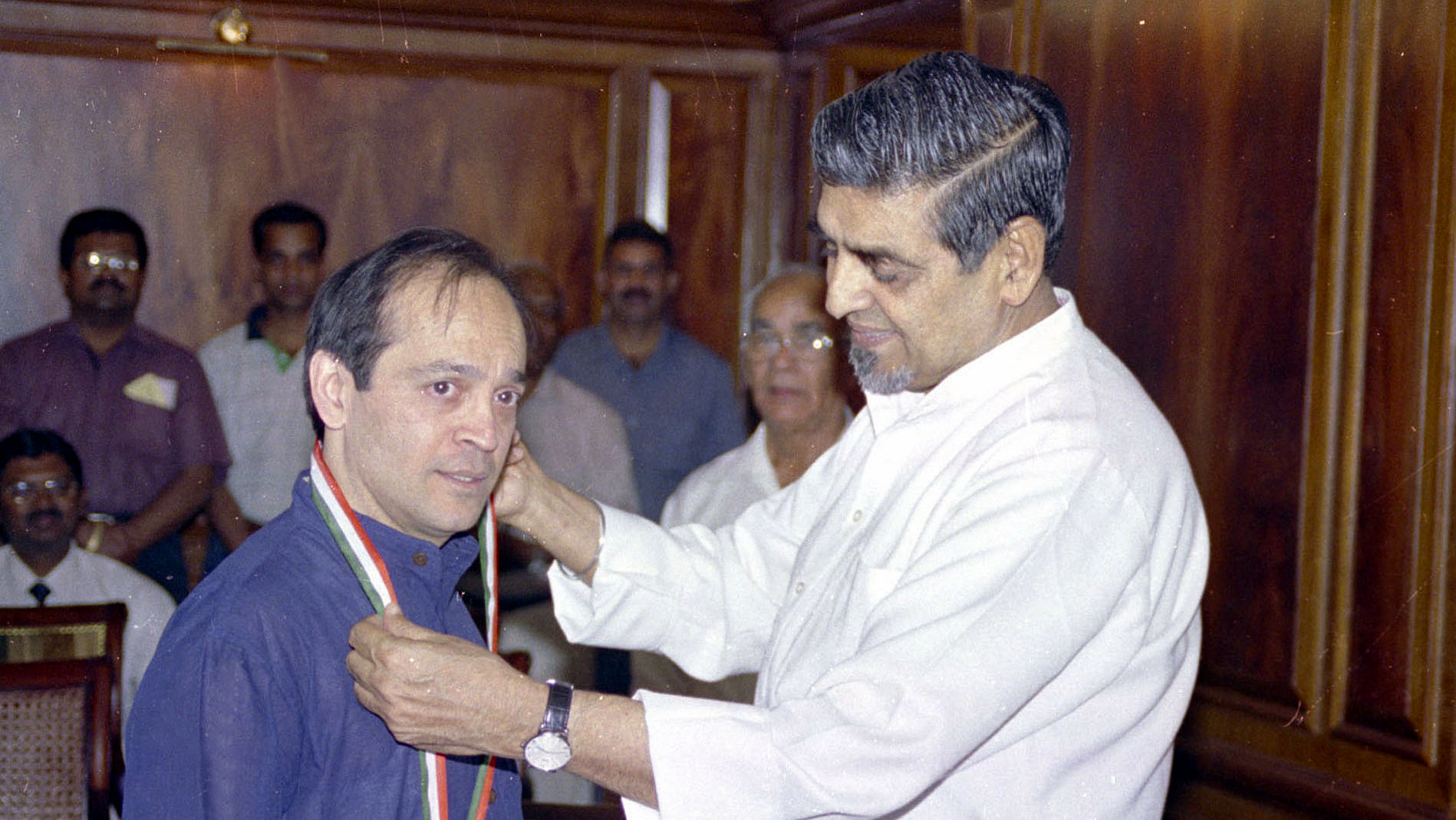 A 2005 photo of Vikram Seth receiving ‘Pravasi Bhartiya Samman’ award from then Minister of State (Independent Charge) for Overseas Indian Affairs, Jagdish Tytler. (Photo: <a href="http://photodivision.gov.in/new/IntroPhotodetails.asp?thisPage=246">PIB</a>)