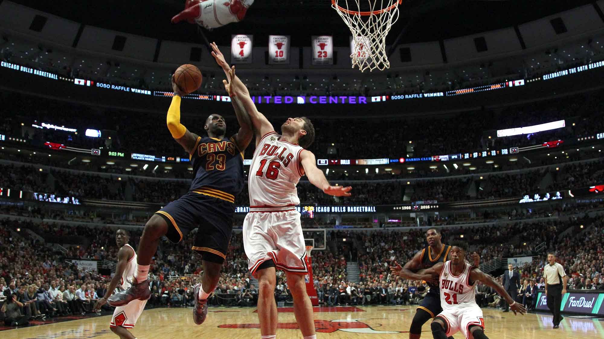 Obama watches Bulls squeak by Blatt's Cavs 97-95