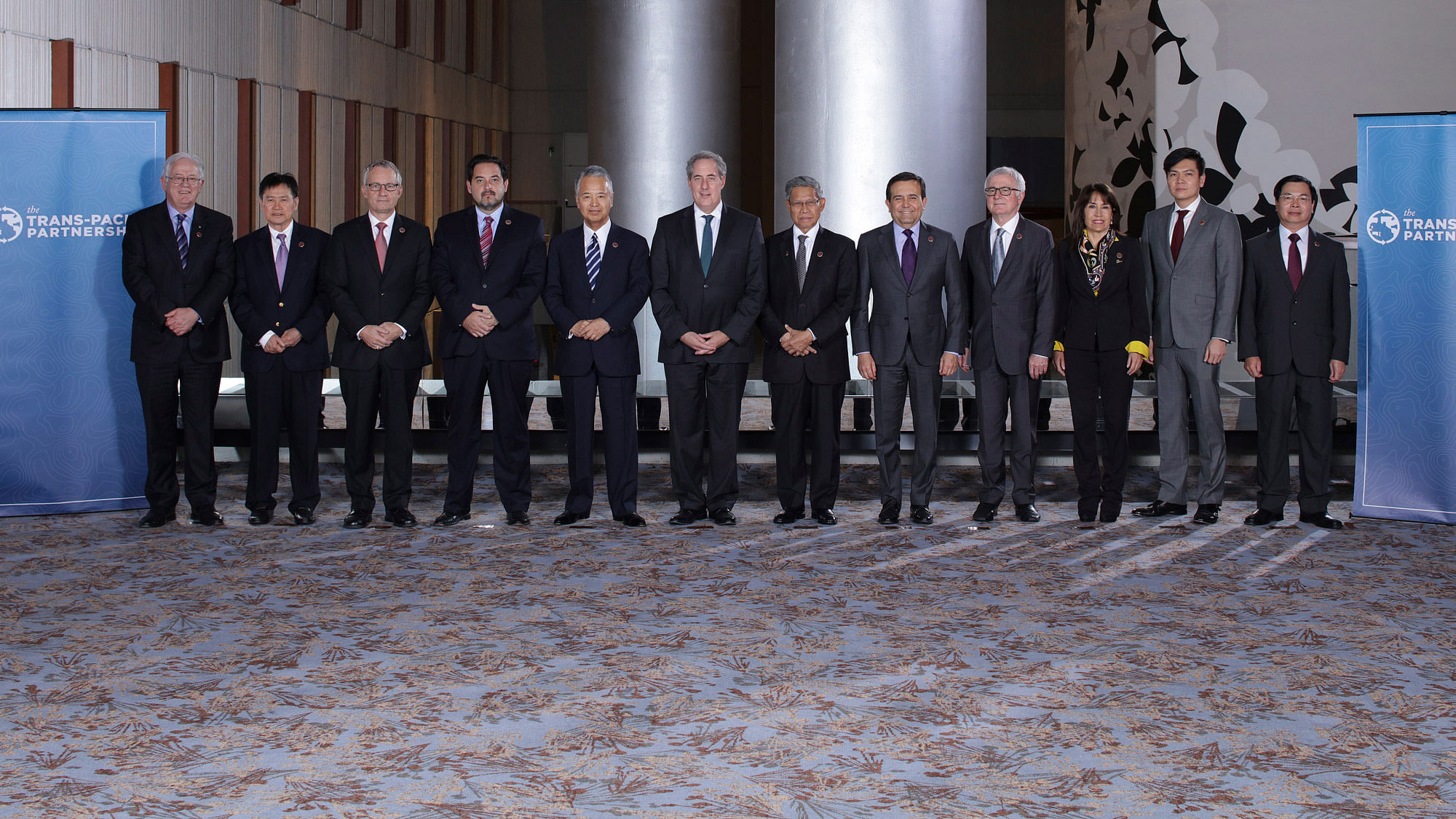 Trade ministers from a dozen Pacific nations in Trans-Pacific Partnership pose for a “Family Photo” in Atlanta, Georgia, October 1, 2015. (Photo: Reuters)