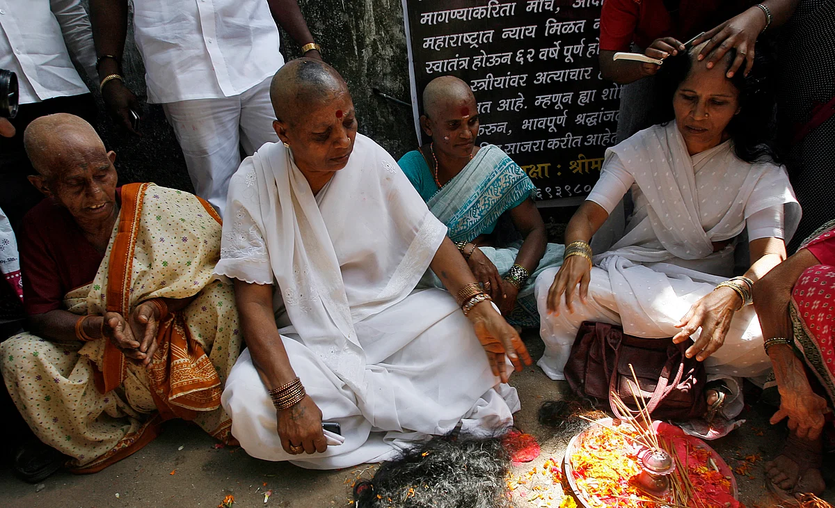Devadasis get their head shaved in protest. (Photo: Reuters)