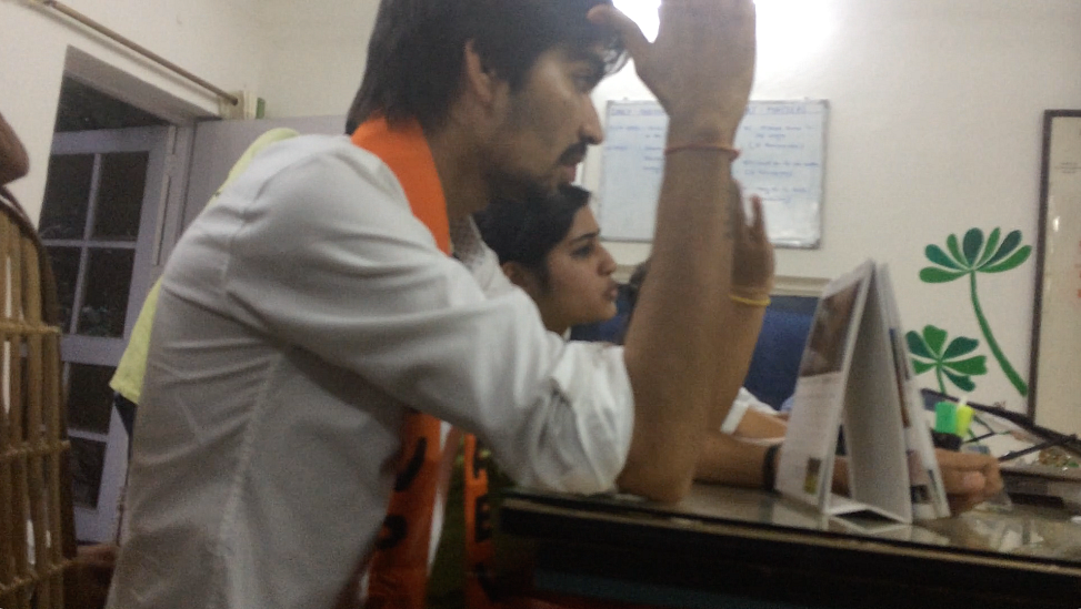 Satender Awana (L), Priya Sharma (R) threatening to file a complaint against the two journalists for ‘corrupting’ the DU campus. (Photo: The Quint)