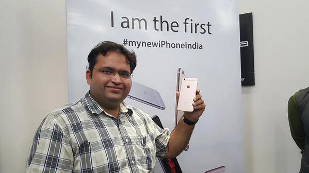 Dr Malik, the proud first Indian buyer of iPhone 6s at a mall in Noida. (Photo: The Quint)