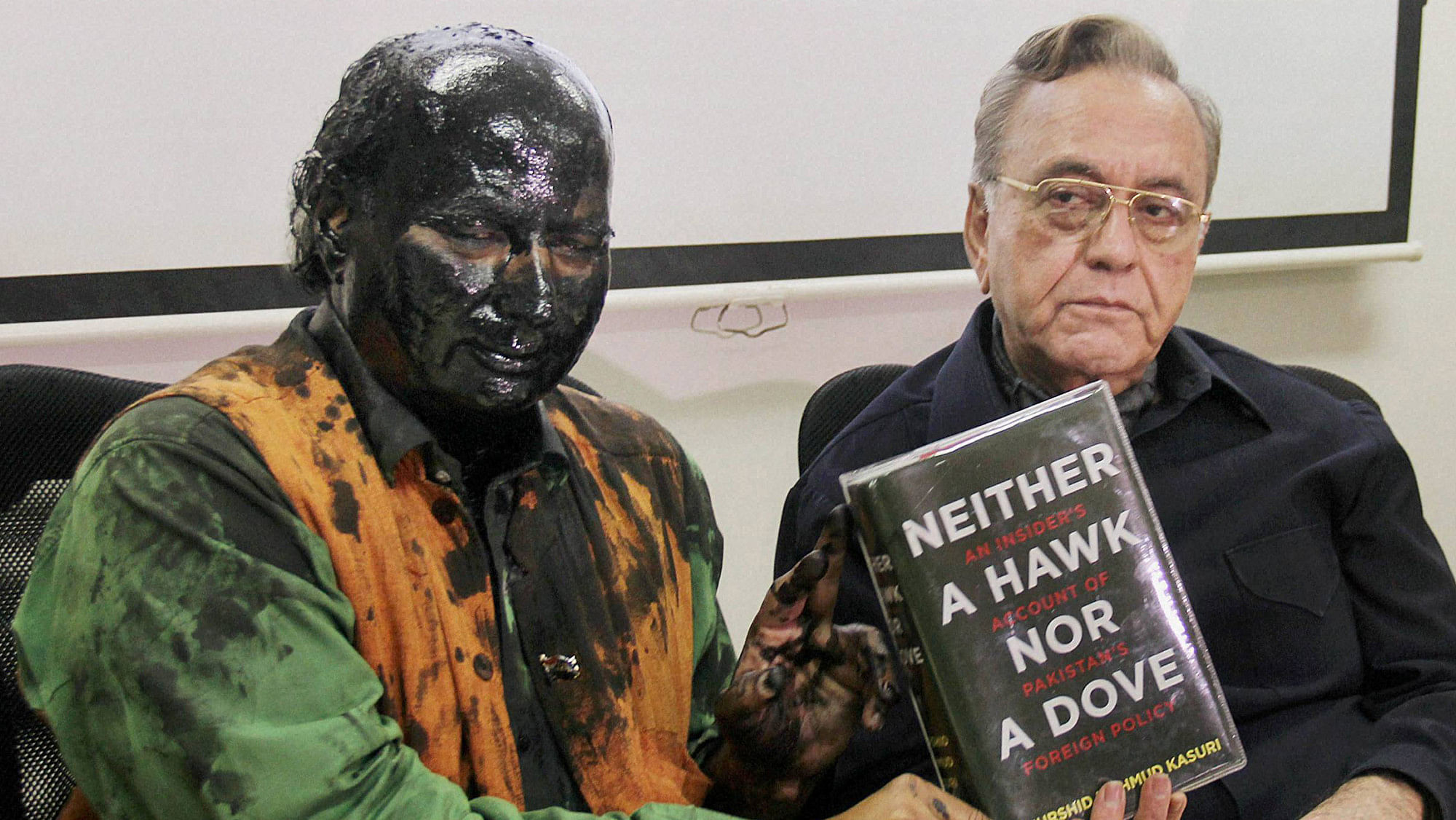 Former BJP leader Sudheendra Kulkarni (left) was smeared with ink on Monday, allegedly by Shiv Sainiks, for arranging the book launch of former Pakistan Foreign Minister Khurshid Mahmud Kasuri (right). (Photo: PTI)